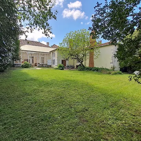 Lentre Du Chteau 1 *