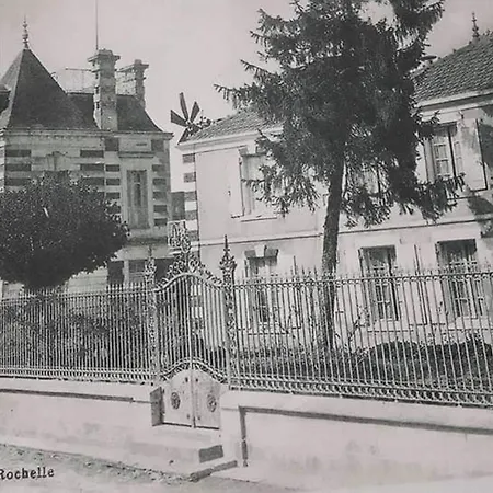 Lentre Du Chteau 1 * Sainte-Soulle