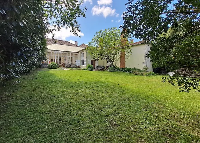 Lentre Du Chteau 1 *