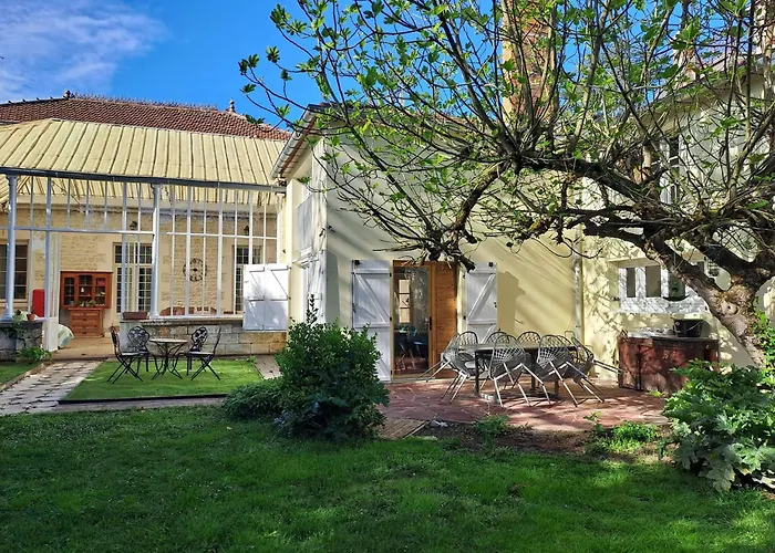 Lentre Du Chteau 1 * Sainte-Soulle