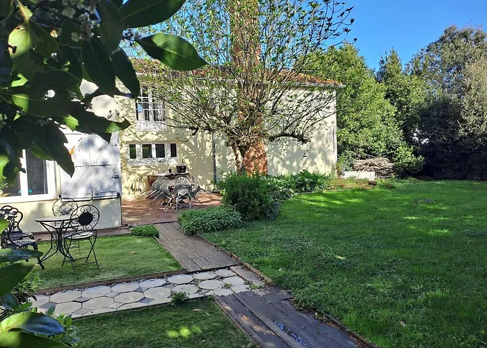 Lentre Du Chteau 1 * Sainte-Soulle