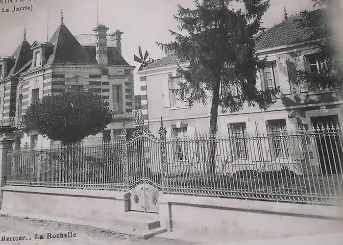 Lentre Du Chteau 1 * Sainte-Soulle